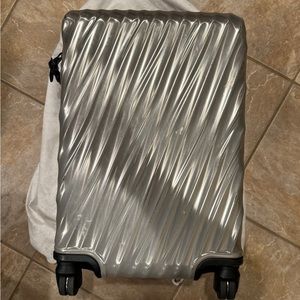 TUMI | 19 degree polycarbonate silver